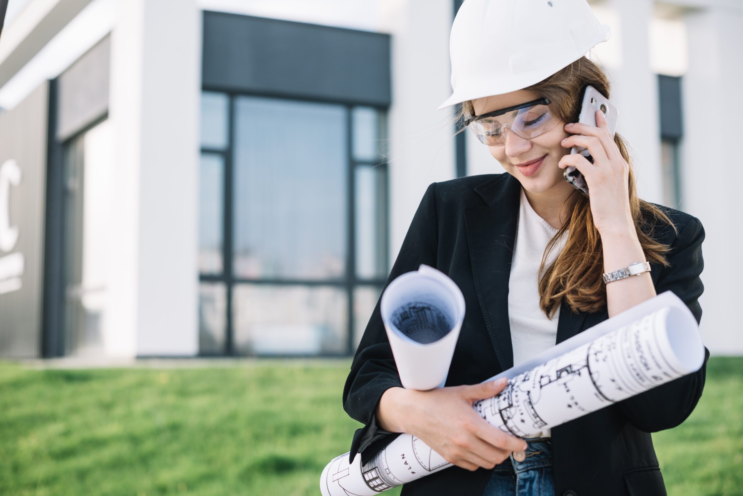 construtor-mulher-sorrindo-e-falando-no-telefone-scaled.jpg