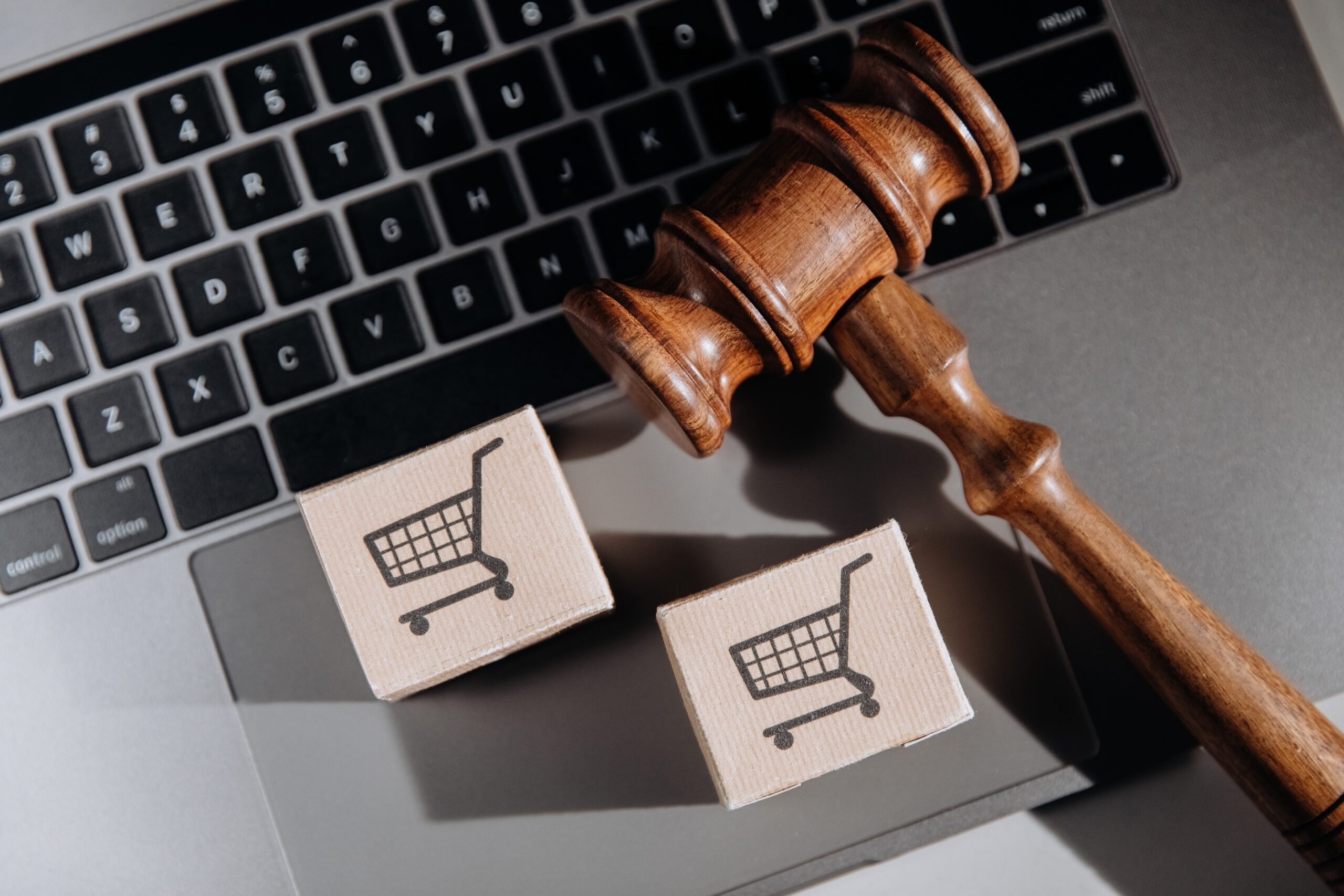 martelo-de-juiz-e-caixas-de-cartao-em-um-laptop-conceito-de-consumidor-e-direito-scaled.jpg